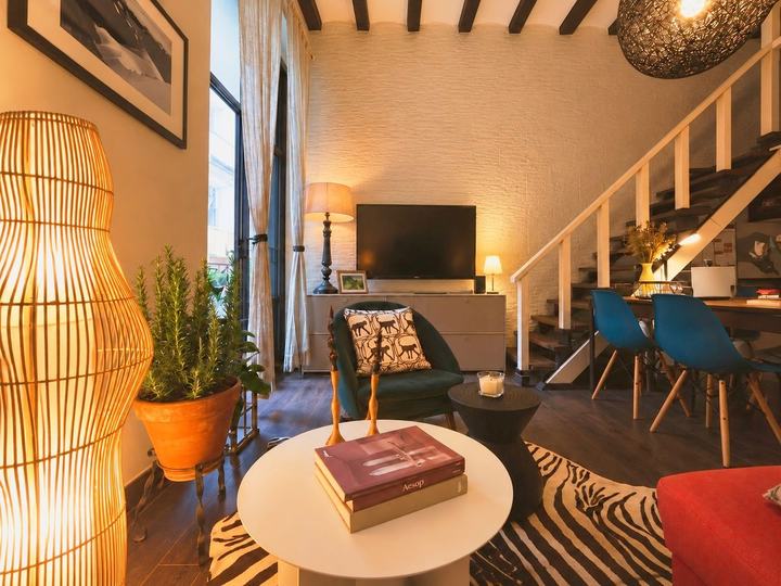 Salón con escalera al altillo · Apartamento con altillo en el Gòtic