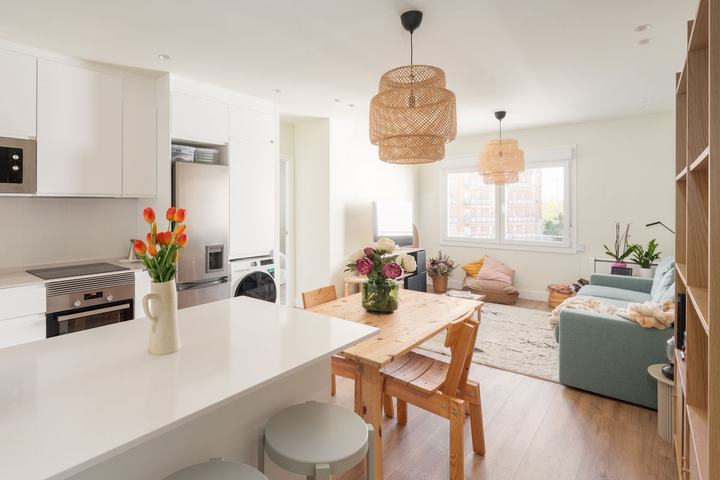 Salón comedor con cocina abierta · Piso reformado de 3 habitaciones