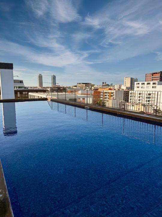 Piscina comunitaria con vistas a la ciudad · Piso de obra nueva en el 22@